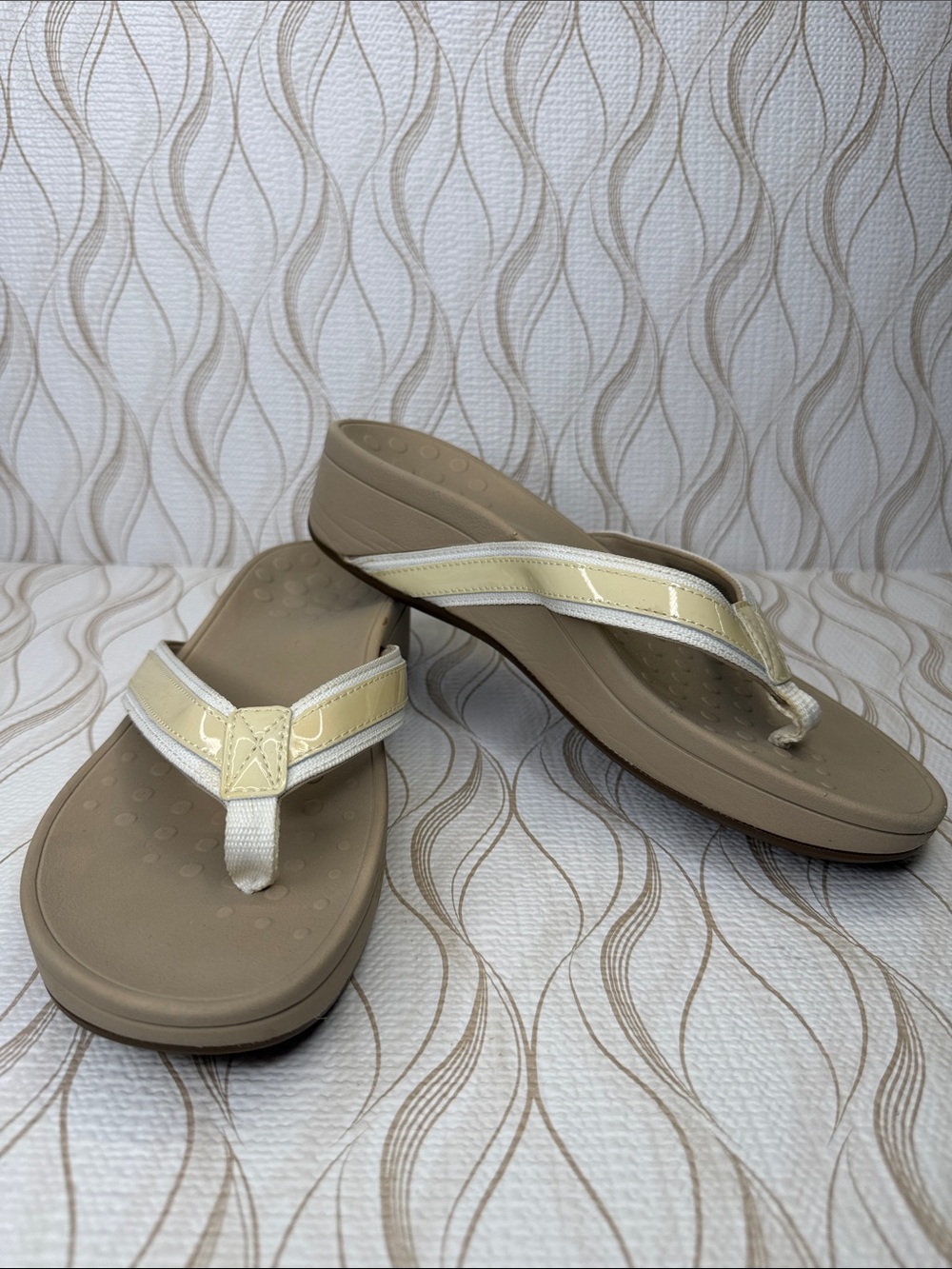 Vionic Women’s Tan and Cream Patent Thong Sandals